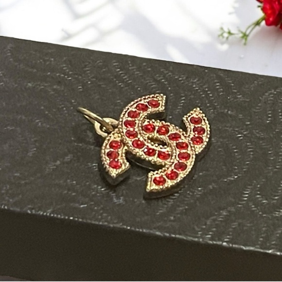 CHANEL Zipper Pull Pendant, Red Rhinestones, Gold Stamped. - Picture 7 of 7